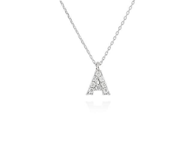 Necklace in 18kt. Gold and diamonds de Marina Garcia Joyas en plata Necklace in rodhium plated 18kt white gold with 8 diamonds carat total weight 0.06 (Color: Top Wesselton (G) Clarity: SI). Height of letter: 6 mm. Adjustable gold chain in 40-42 cm.