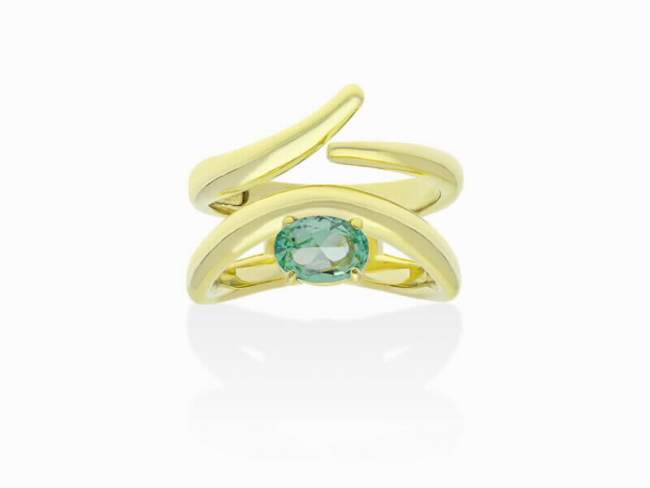 Ring Galaxy curvo green in golden silver de Marina Garcia Joyas en plata Ring in 18kt yellow gold plated 925 sterling silver with synthetic stone in 