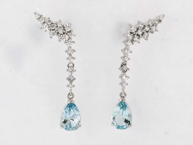 Earrings ELLA Blue in silver de Marina Garcia Joyas en plata Earrings in rhodium plated 925 sterling silver, white cubic zirconia and synthetic stone in aquamarine color. (size: 4 cm.)