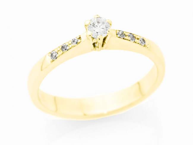 Ring   in 18kt yellow Gold and diamond de Marina Garcia Joyas en plata Ring in 18kt yellow gold with 1 diamond carat total weight 0.13 (Color: Top Wesselton (G) Clarity: SI) and 6 diamonds carat total weight 0.05 (Color: Top Wesselton (G) Clarity: SI).