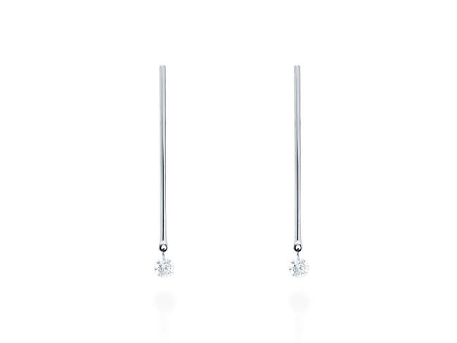 Earrings   in 18kt white Gold and diamonds de Marina Garcia Joyas en plata Earrings in rodhium plated 18kt white gold with 2 diamonds carat total weight 0.14 with a laser drill on bezel facet. (size: 2,8 cm.)